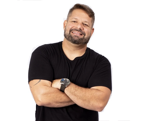 Sertanejo Danniel Vieira faz pocket show na Vila do Bem