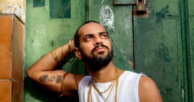 Dramaturgo lança projeto de música afirmativa para falar de homofobia e sorofobia