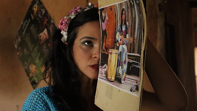 Espetáculo "Carta para Violeta" apresenta diálogo entre música, teatro e cinema - Foto: Cecília Patrício