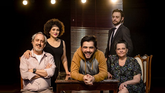 Espetáculo "O Louco e a Camisa" encerra temporada presencial no Teatro do Sesi-SP - Foto: Caio Gallucci