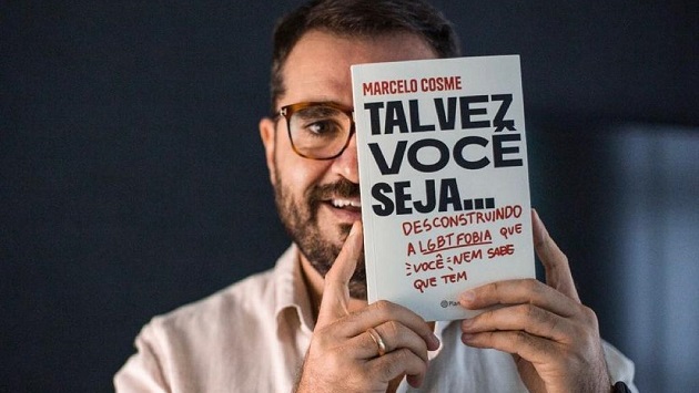 Jornalista Marcelo Cosme lança livro sobre homofobia em sessão de autógrafos no Rio de Janeiro