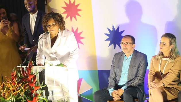 Margareth Menezes toma posse como ministra da Cultura e ressalta força do setor para outras áreas